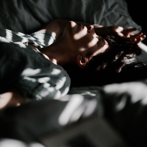 Donna sofferente a causa della mancanza di sonno distesa sul letto alle prime luci dell'alba