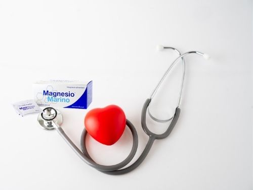 Confezione di Magnesio Marino® di fianco ad uno stetoscopio 