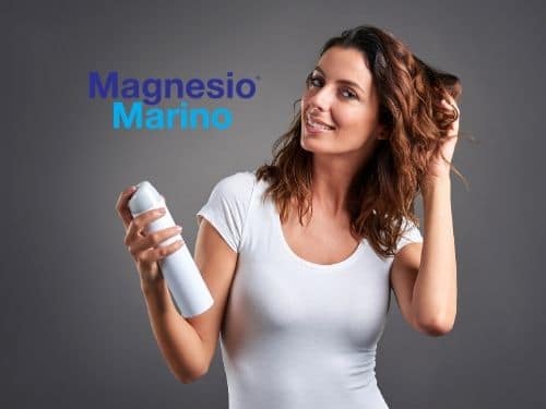 Ragazza usa uno spray a base di cloruro di magnesio