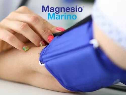 Braccio di una donna che misura la pressione sanguigna indossando uno sfigmomanometro